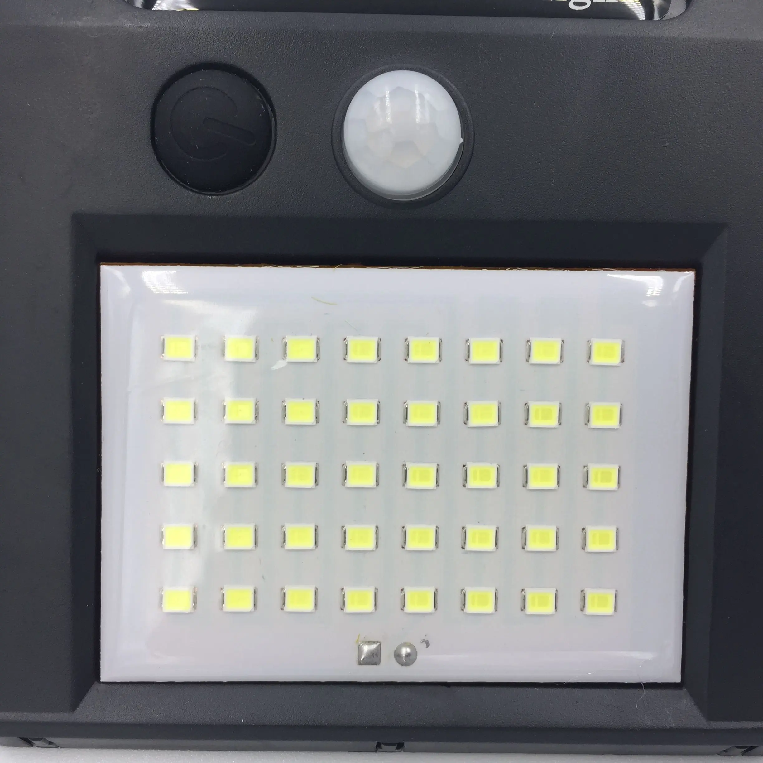 

Solar Powered LED Wall Lights Outdoor Wireless Landscape Lighting Lamp Colorful for Home/Yard/Driveway Path