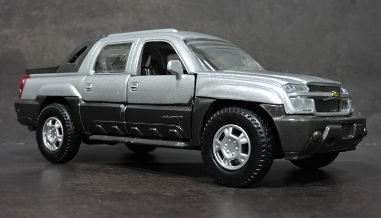 Новинка Классическая американская модель автомобиля Tahoe 1/32 из литого под