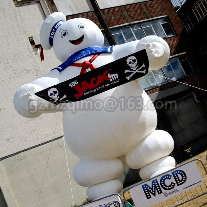 Stay Puft Marshmallow Man (cazafantasmas) con eslogan publicitario, bandera en 2 manos