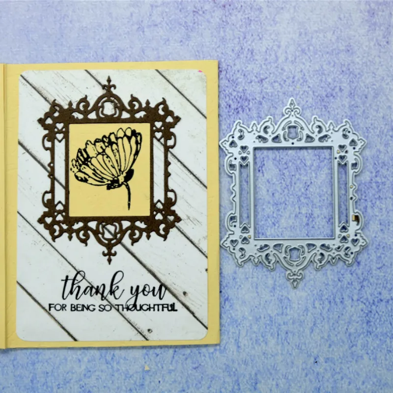 Квадратная рамка содержит металлические штампы в форме сердца для скрапбукинга