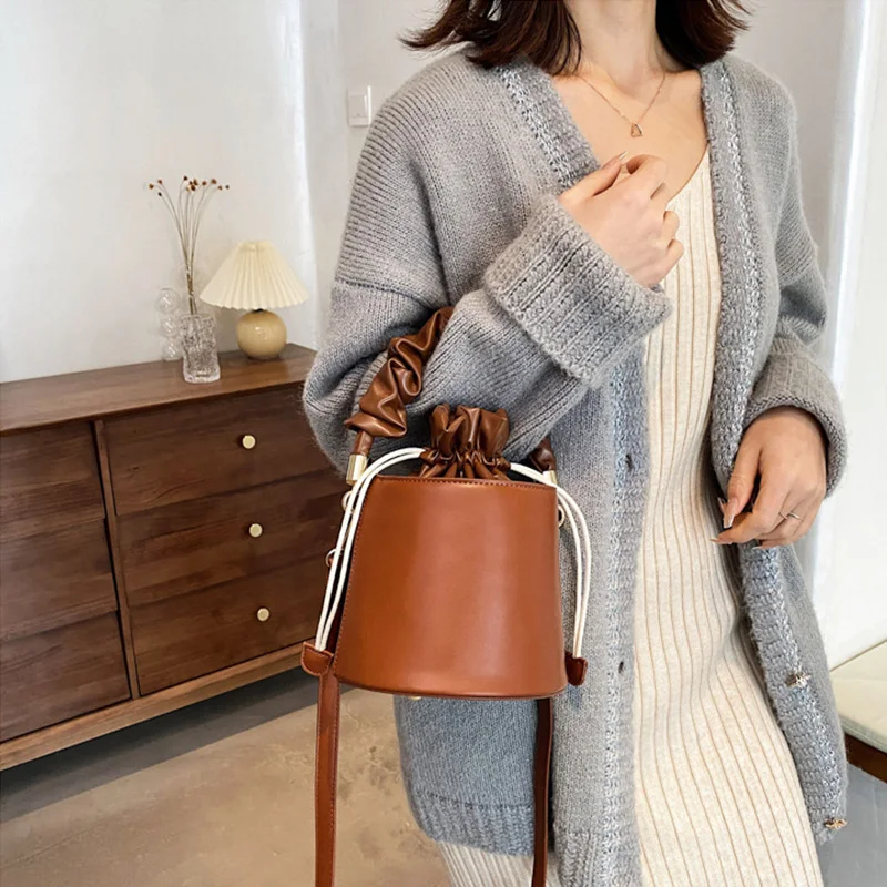 

2021 Chic Wrinkle Handle Bucket Bags Classic New Designer Pure Color Crossbody Bag Portable Drawstring Women Handbag Tote Bag