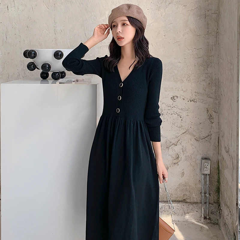 Женское платье-трапеция на пуговицах с V-образным вырезом и длинным рукавом |