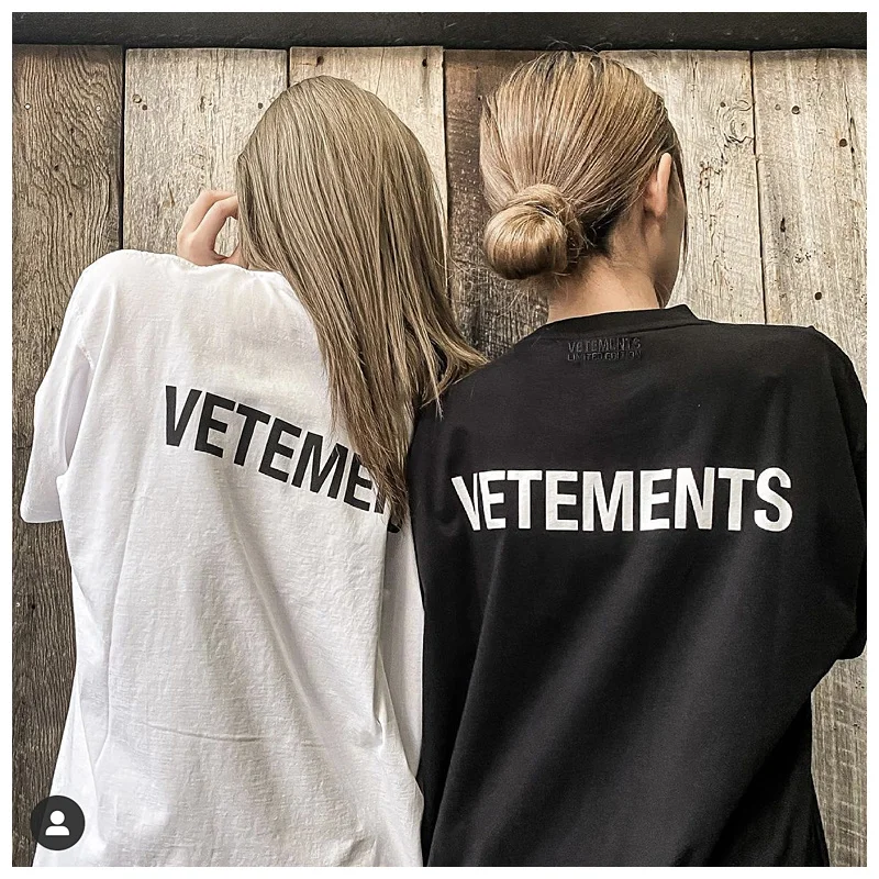 

Мужская футболка с коротким рукавом, круглым вырезом и надписью