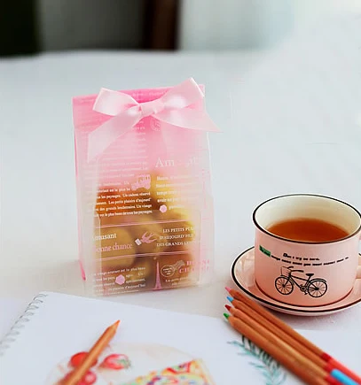 Розовый прозрачный упаковочный пакет во французском стиле для конфет печенья