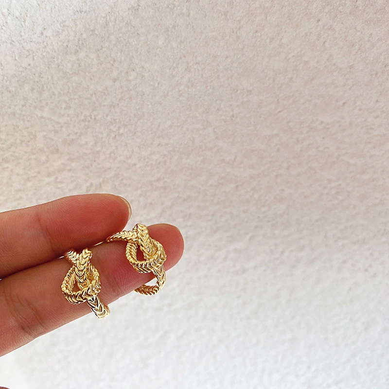 

SRCOI Temperament Vintage Twisted Metal Hoop Earrings Punk Simple Women Big Circle Round Hoop Earring Fashion Party Jewelry