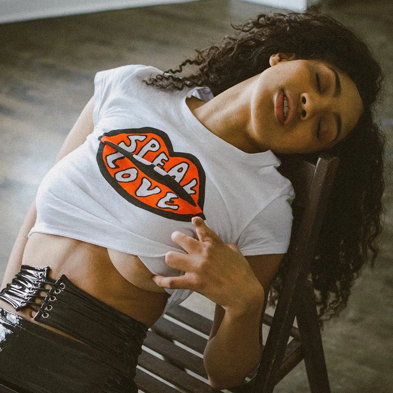 

Новинка лета 2021, белая повседневная короткая футболка с принтом губ, приталенная Сексуальная футболка с коротким рукавом и вырезом лодочко...