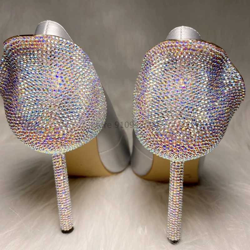 Брендовые женские туфли из лакированной кожи на высоком каблуке серебристые