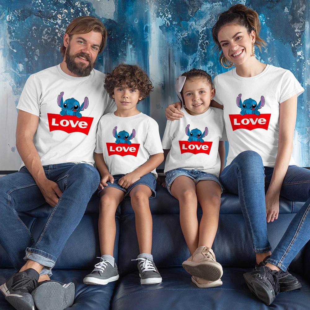 

Семейные одинаковые наряды Disney для матери и детей, милые футболки с принтом ститча и любви для мальчиков, модная летняя одежда для девочек