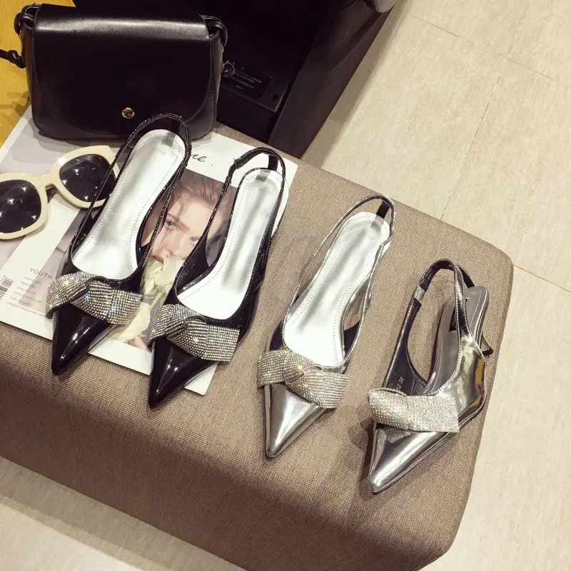 Женские туфли-лодочки из лакированной кожи черного и серебристого цвета