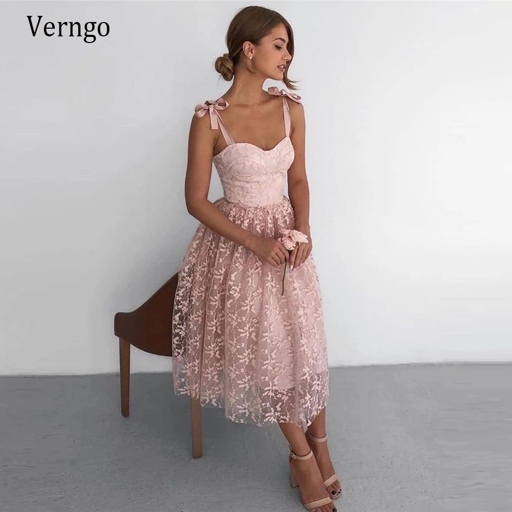 Фото Розовые кружевные трапециевидные короткие платья Verngo для выпускного вечера с