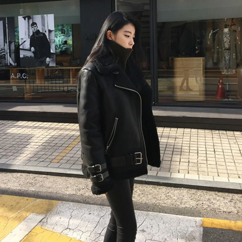 Новая кожаная флисовая куртка женская мотоциклетная с меховым воротником