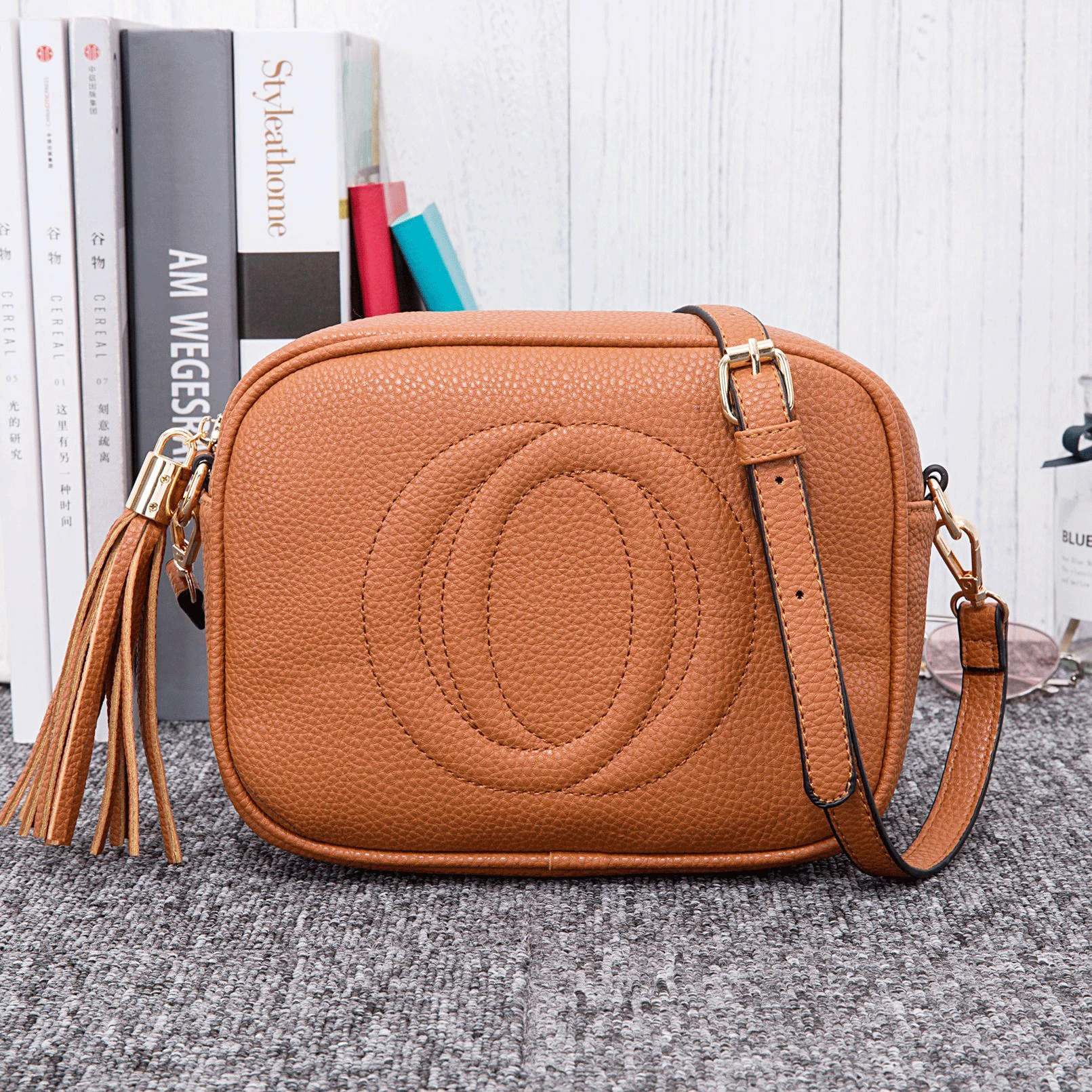 Женская сумка мессенджер с кисточками на плечо маленькие квадратные сумочки