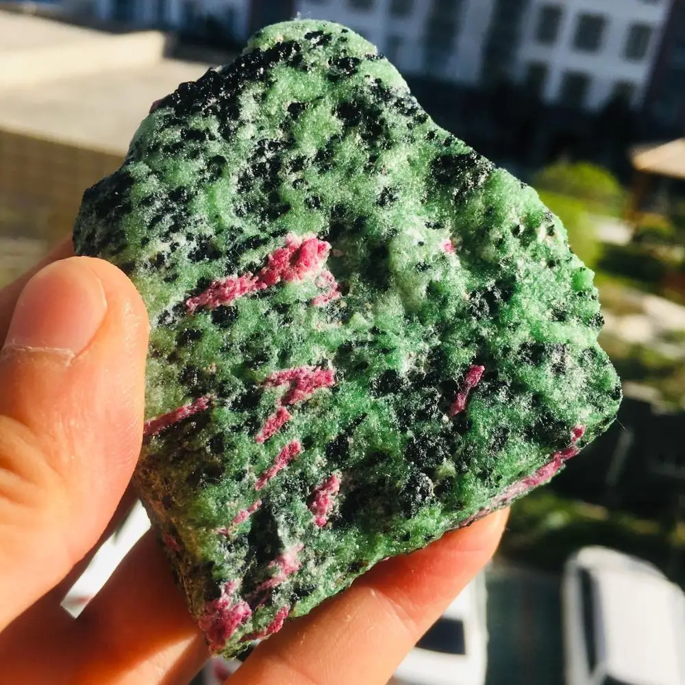 Розово зеленый камень. Камень с вкраплениями. Зеленый камень. Зелено розовый минерал. Минерал с зелеными вкраплениями.