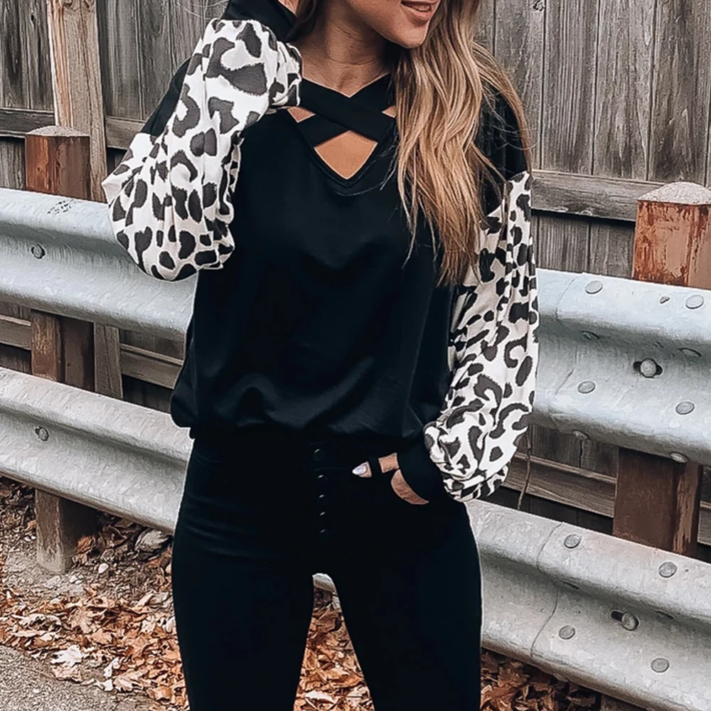 Женская футболка с леопардовым принтом длинным рукавом и вырезом весна 2020 модная