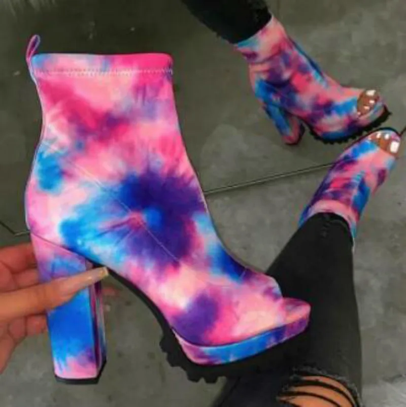 Осень/Зима 2020 модные женские сапоги на молнии со змеиным узором