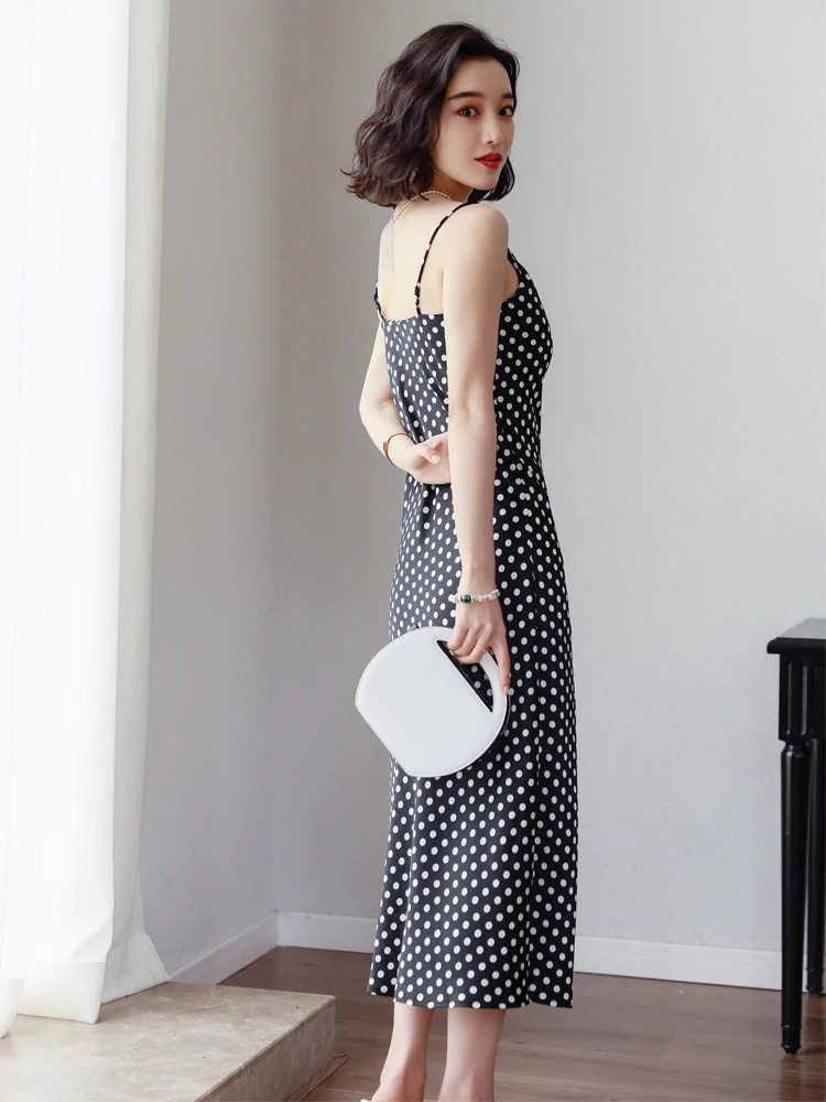 Женское длинное облегающее платье-комбинация черное платье на тонких бретельках