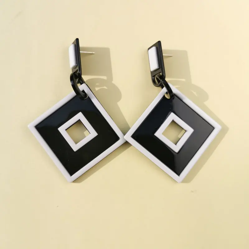 QUMENG 2020 большие геометрические панк серьги корейские черно белые акриловые