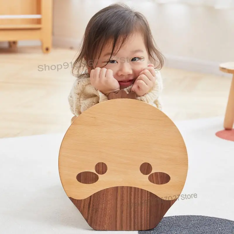 Маленький стул из массива дерева: современный творческий карикатурный низкий северный минималистический домашний стул для детской комнаты.