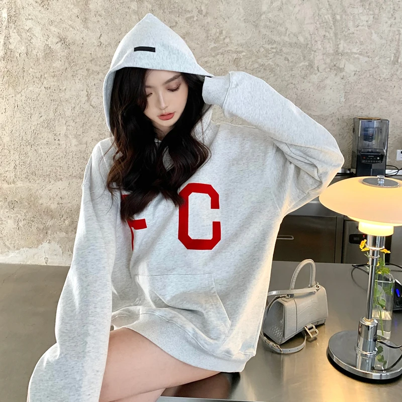 

Осень-зима 2021 Новинка женский модный универсальный Серый свободный свитер с капюшоном толстовка с длинными рукавами и красными буквами