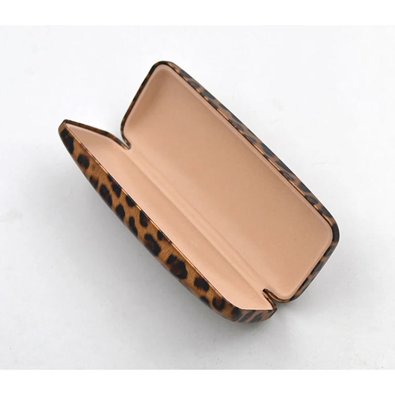 Солнцезащитные очки в футляре с коричневым леопардовым принтом 152*56*31 мм |