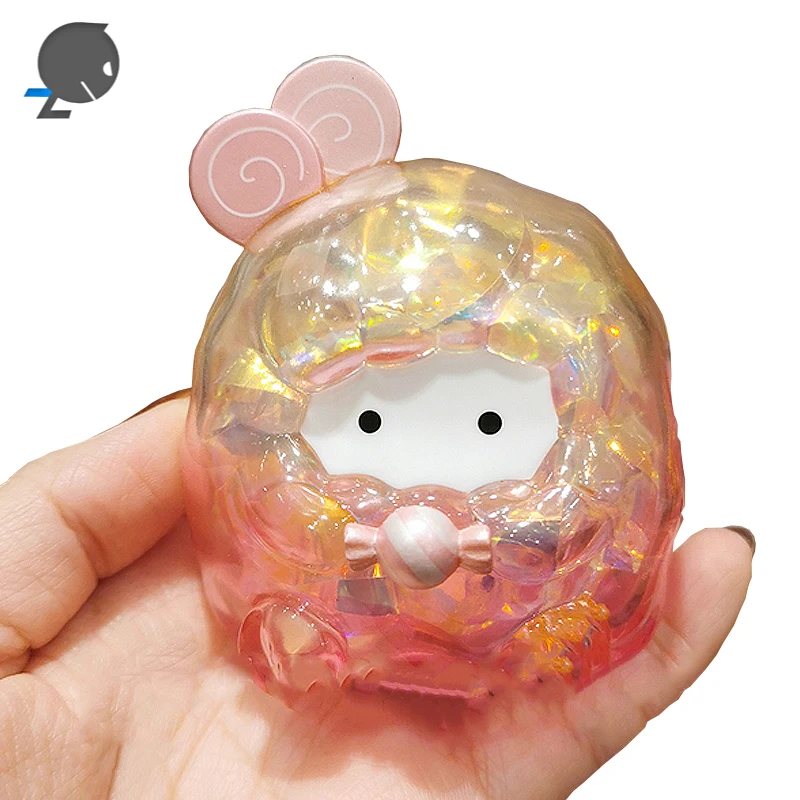 Симпатичные куклы с изображением героев мультфильмов украшенные подарком на