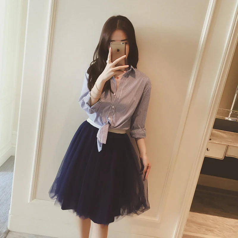 

Женский однобортный костюм с рубашкой и юбкой в стиле ретро