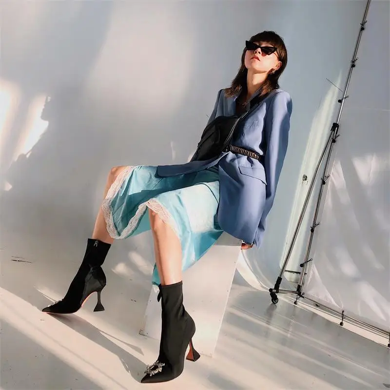 Scarpe donna/зимние женские ботильоны с острым носком; Цвет Черный; короткие женские туфли на высоком каблуке с цветочным узором и кристаллами; женская обувь; botas mujer