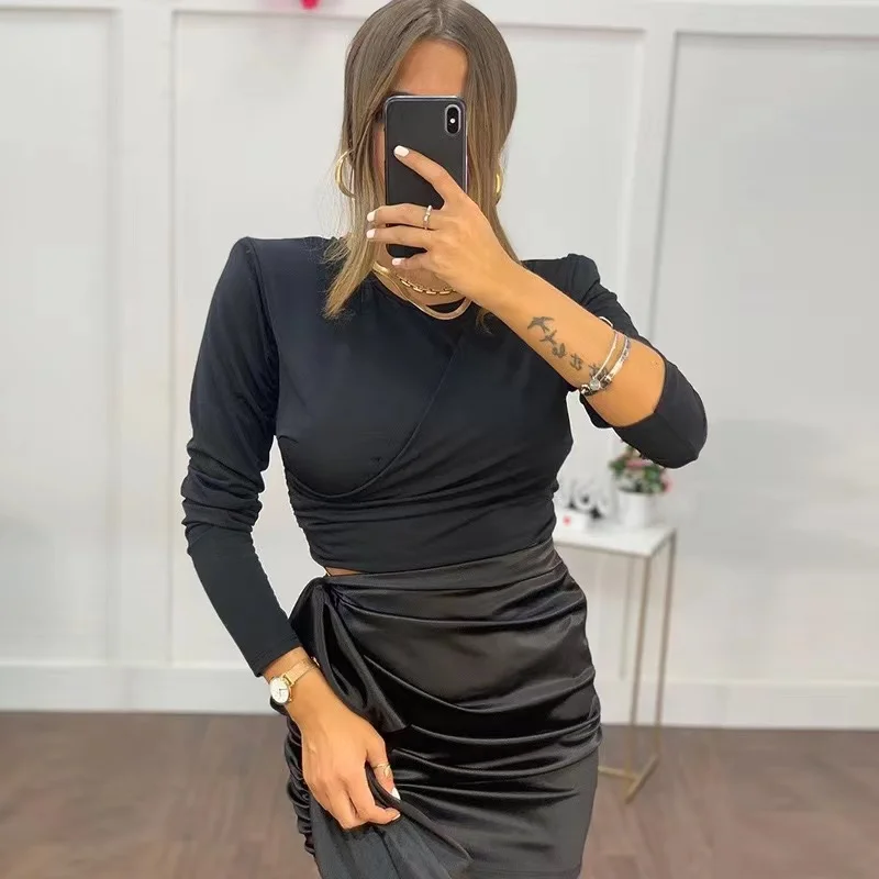 

European wind 2021 winter new women's fashion design round neck long sleeve short navel slim T-shirt for women to wear.