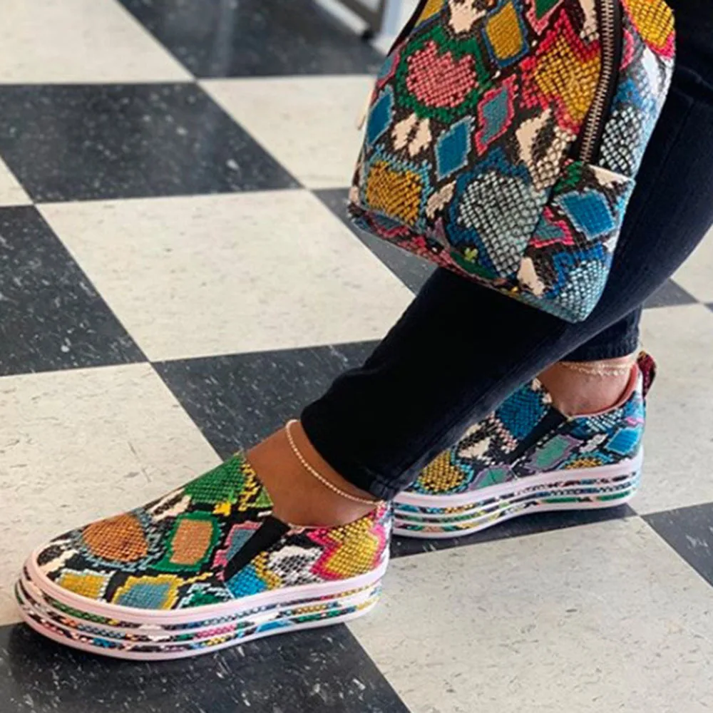 Женская обувь на плоской подошве Модные разноцветные кроссовки из змеиной кожи с