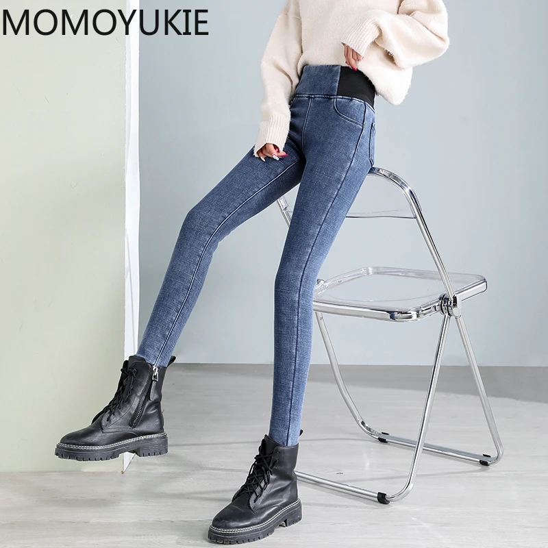 Теплые джинсы женские зимние бархатные плотные для мам эластичные брюки с