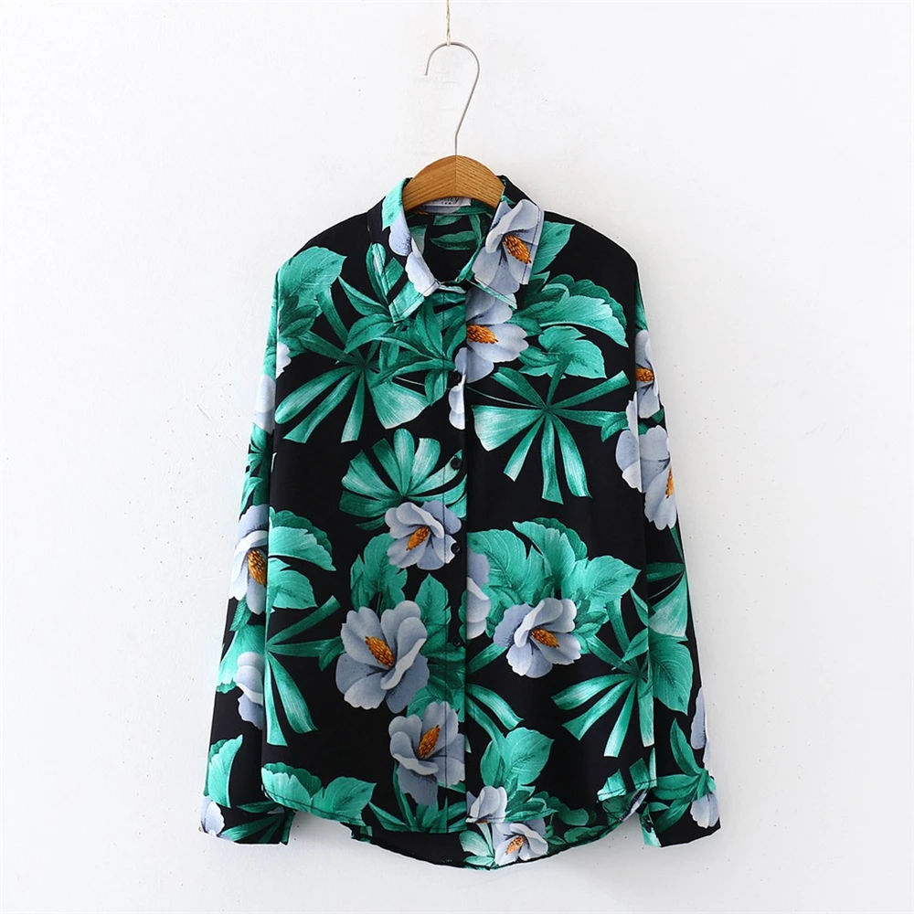 

Women's Holiday Style Drape Shirt With Printed Lantern Sleeves