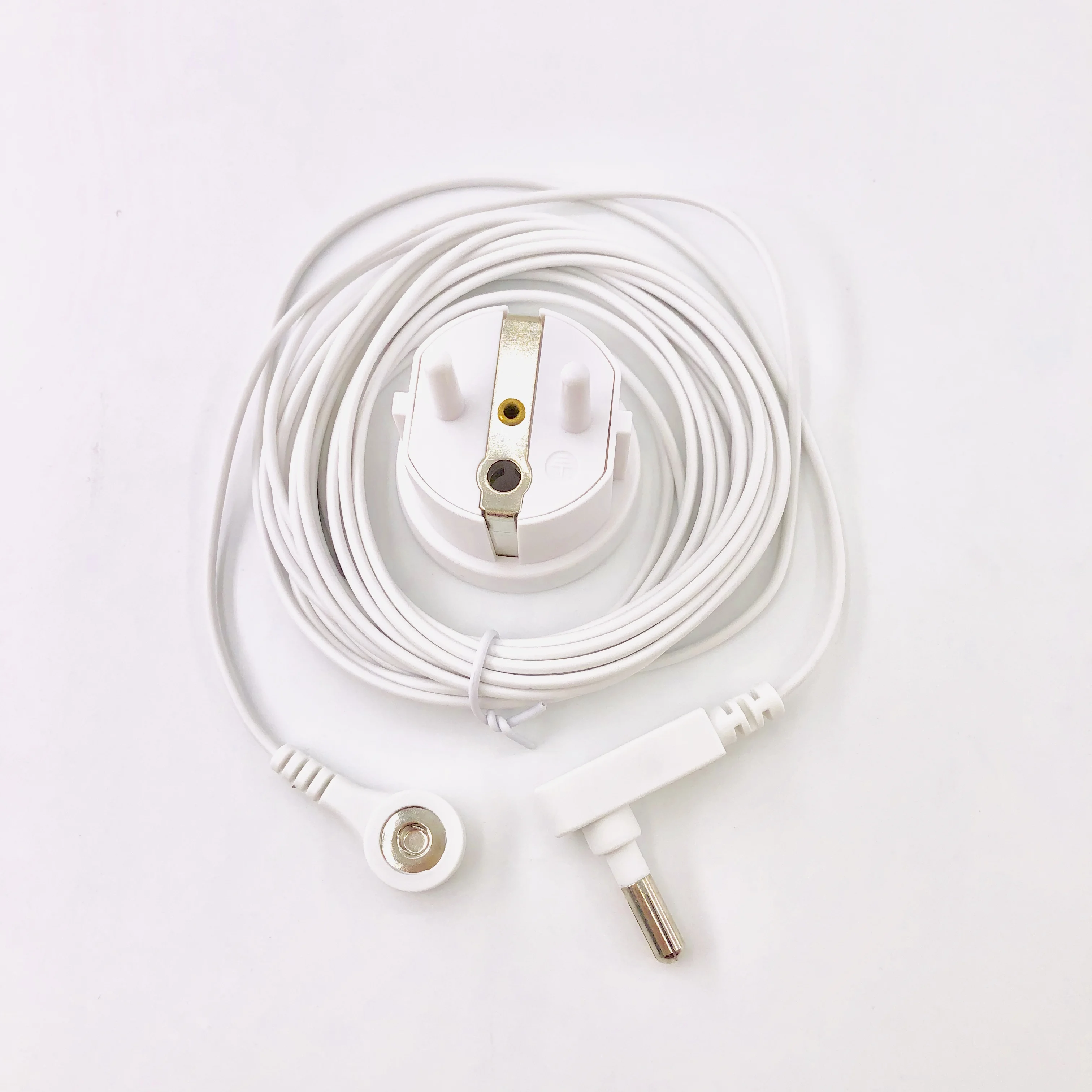 Заземляющая розетка европейского стандарта с заземляющим шнуром для