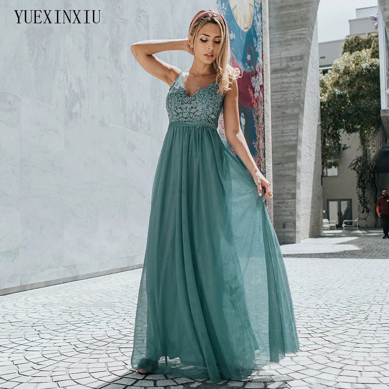 Фото Красивые женские элегантные длинные платья с V образным вырезом и аппликацией