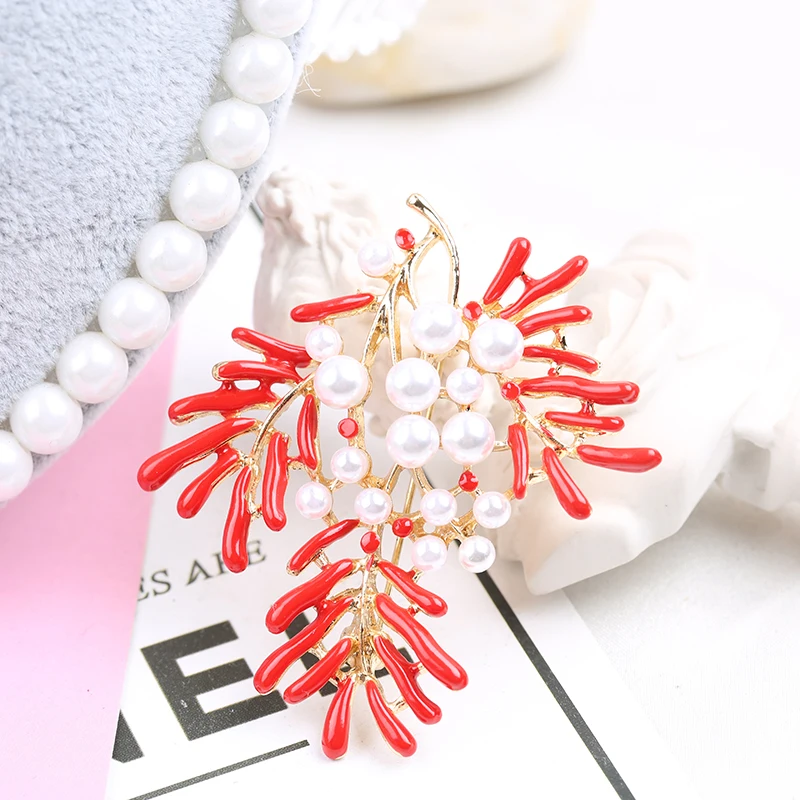 Брошь женская с эмалью VEYO красного цвета кораллом и жемчугом | Украшения