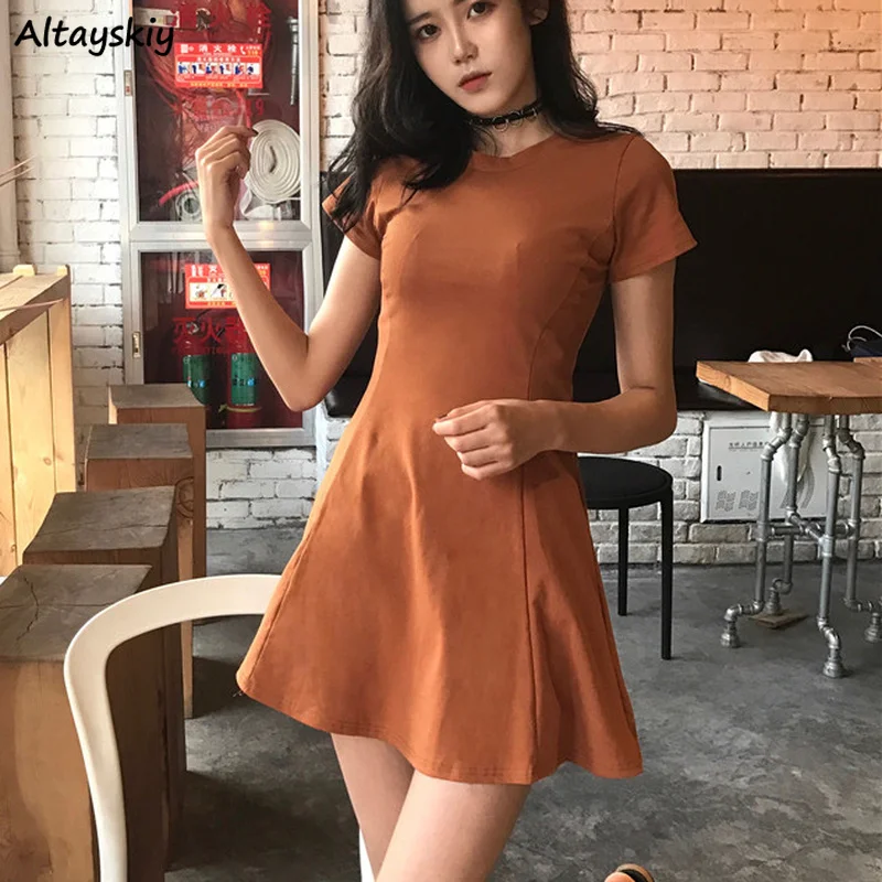 

Женское однотонное мини-платье с коротким рукавом и круглым вырезом