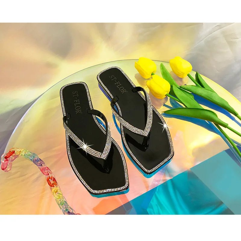 

Woman's fashion double-button transparent diamond one-word flat-bottomed transparent crystal twelve flip flops house slippers