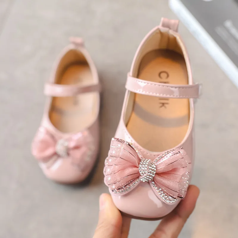 Кожаные туфли для девочек мягкая лакированная кожа плоская подошва кружевной