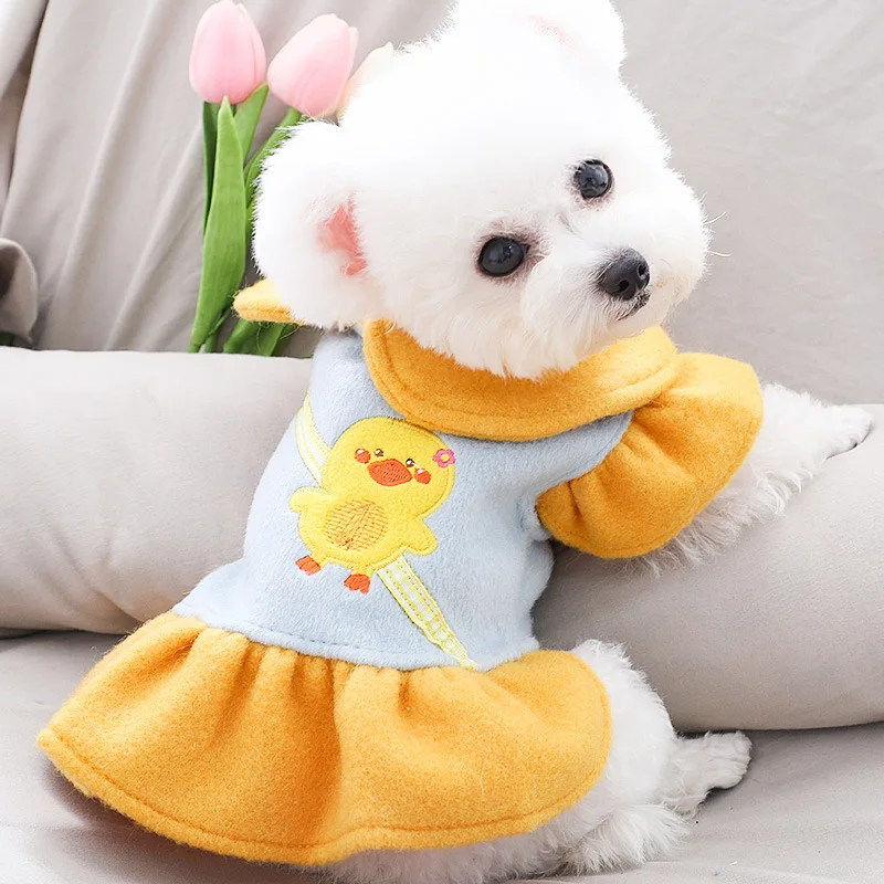 

Новое осенне-зимнее платье для собак с бархатной подкладкой и вышивкой юбка для собак подходит для уличной одежды, которую носят щенки.