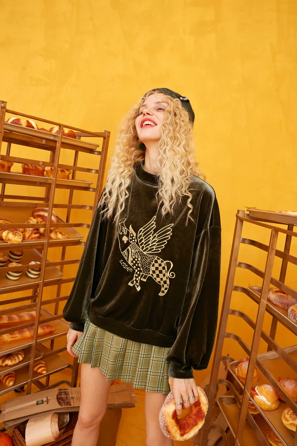 ELFSACK Green Pig Print Turtleneck Casual Velvet Sweatshirt Women Tops Autumn Streetwear Oversize Female Sweatshirts