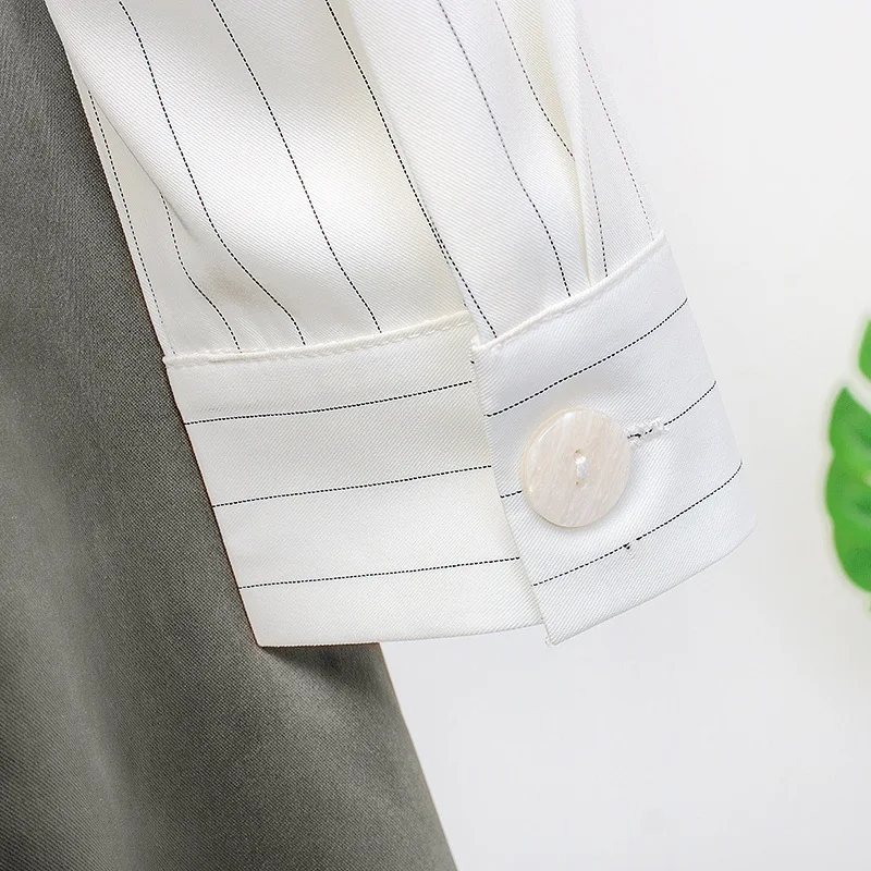 Женское платье в белую полоску с высокой талией Корейском стиле на осень день