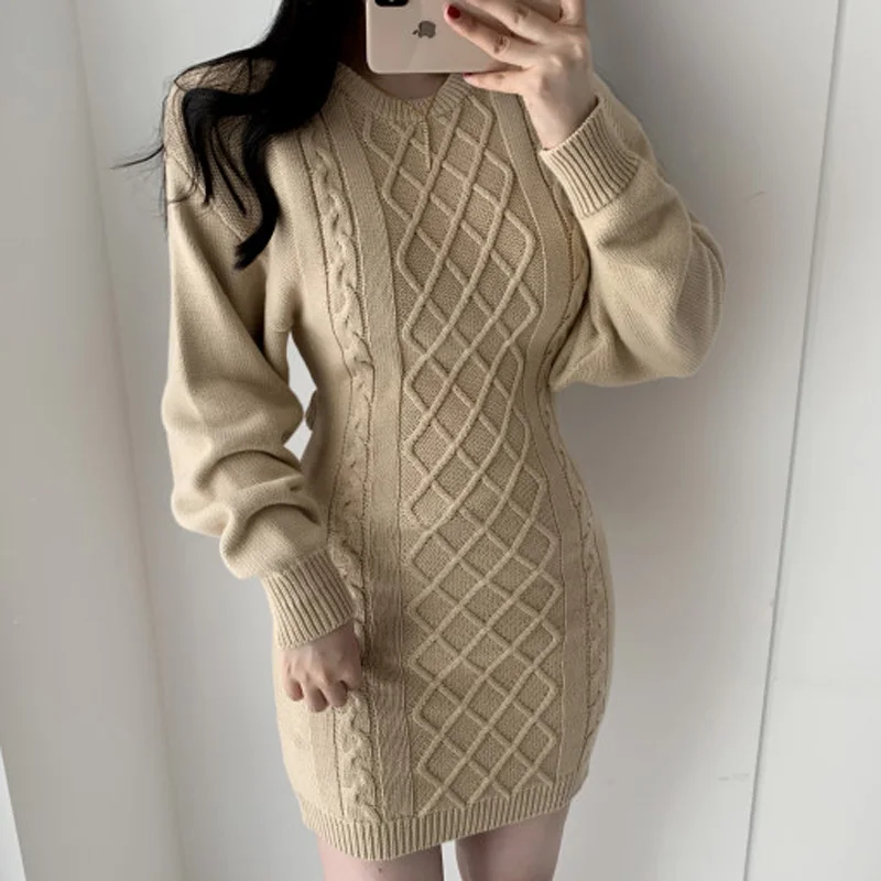 Женское трикотажное платье-свитер с круглым вырезом и открытой спиной | Женская