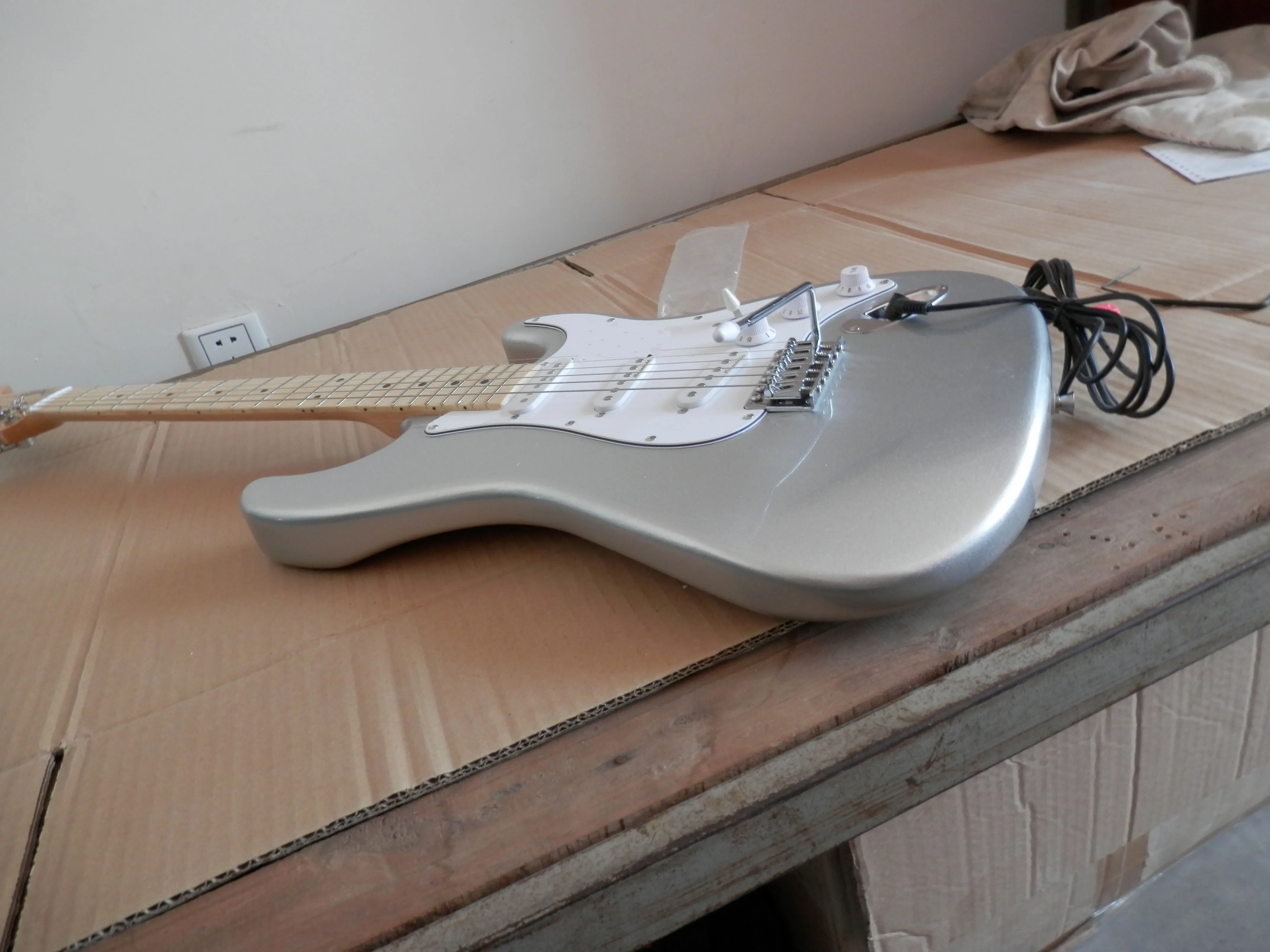 

Chinese guitar factory custom st Guitar silver 6 Strings Electric Guitar Real photo maple fingerboar Top quality 10yue5