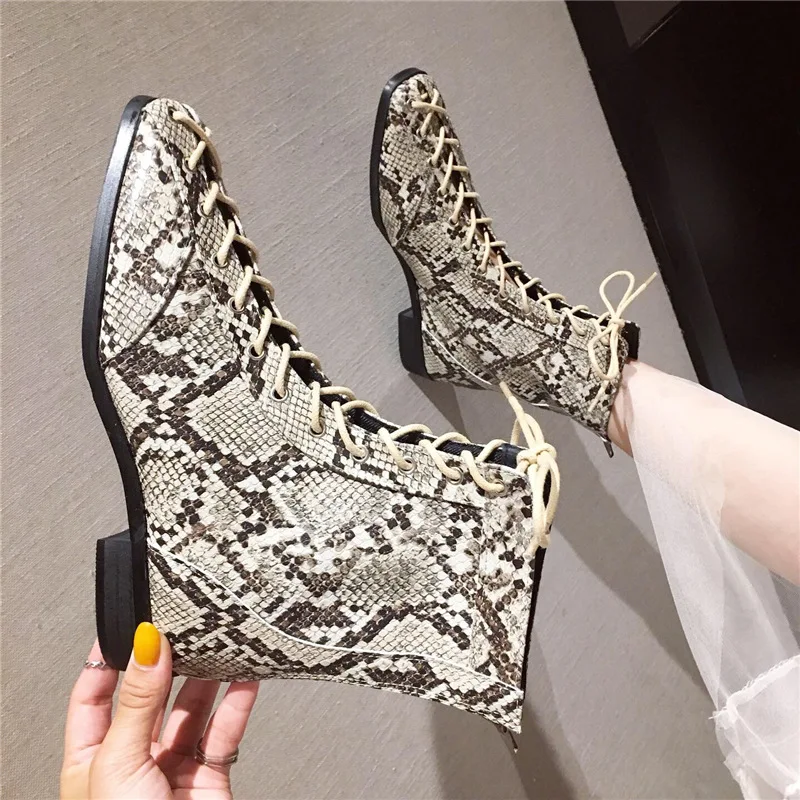 Женские ботинки из натуральной кожи красовки модные римские со змеиным принтом