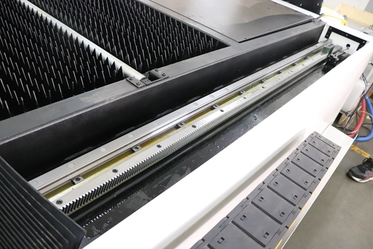 Рисунок 5 - Волоконный лазер с чпу AccTek