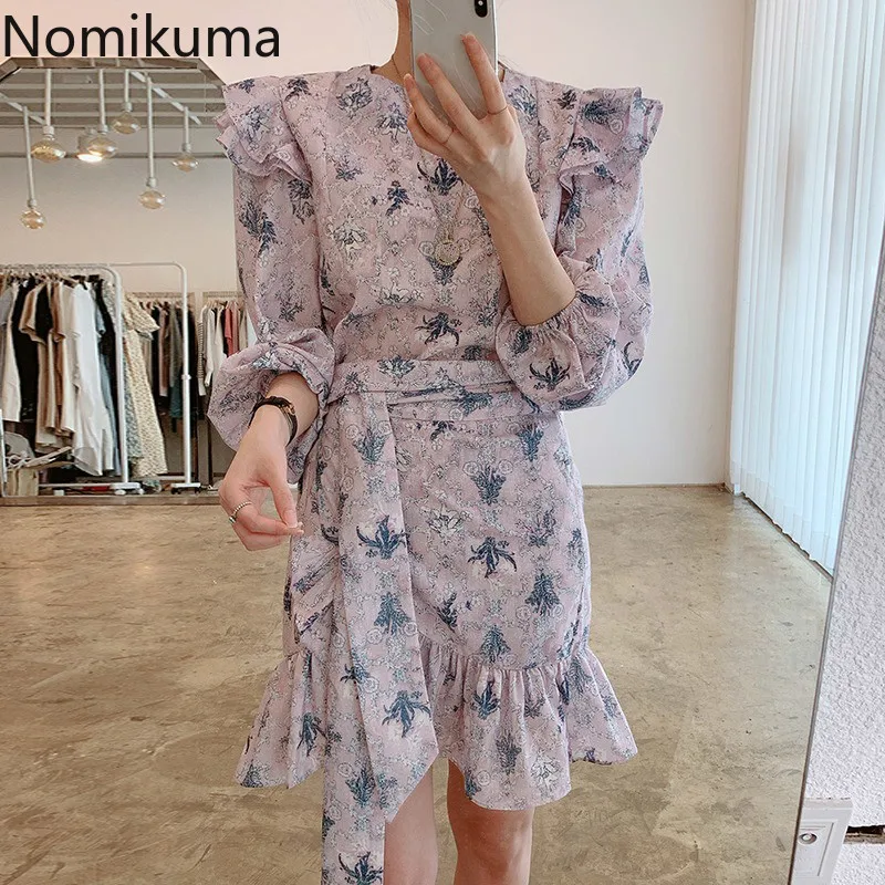 Nomikuma Асимметричное мини-платье с оборками и цветочным принтом круглым вырезом