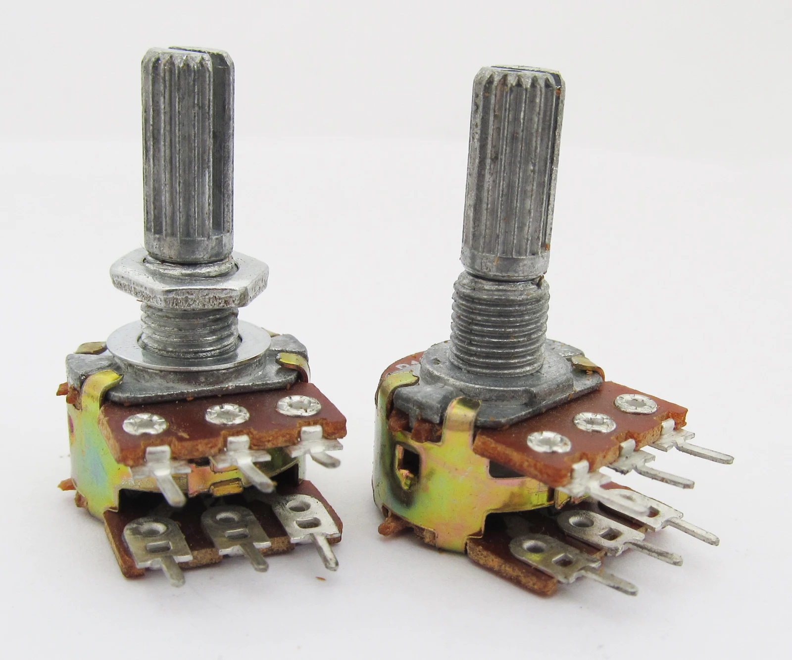 Двойной линейный стерео потенциометр b50k с выключателем. Потенциометры стерео. Сдвоенный потенциометр b10k. Двойной стерео потенциометр. Стерео потенциометр a10k.