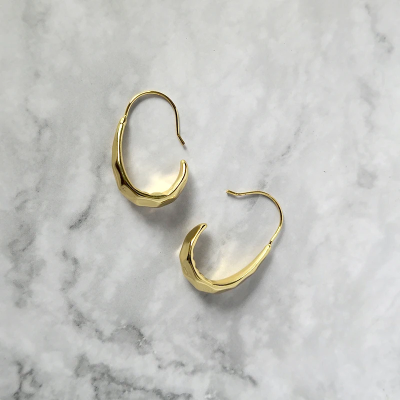 

Trendy Minimalist C Shape Gold Color Hammered Texture Hoop Earrings Unique Chunky Basket Metal Earrings for Women