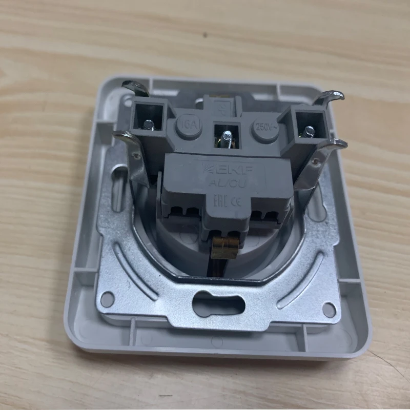 Настенный адаптер для зарядного устройства белый 16 А с заземлением панель из