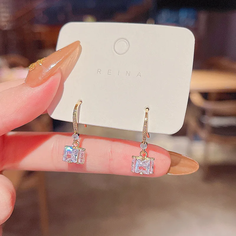 

Серьги с квадратными цирконами женские, модные простые и изысканные дизайнерские легкие Роскошные ювелирные украшения для ушей в европейс...