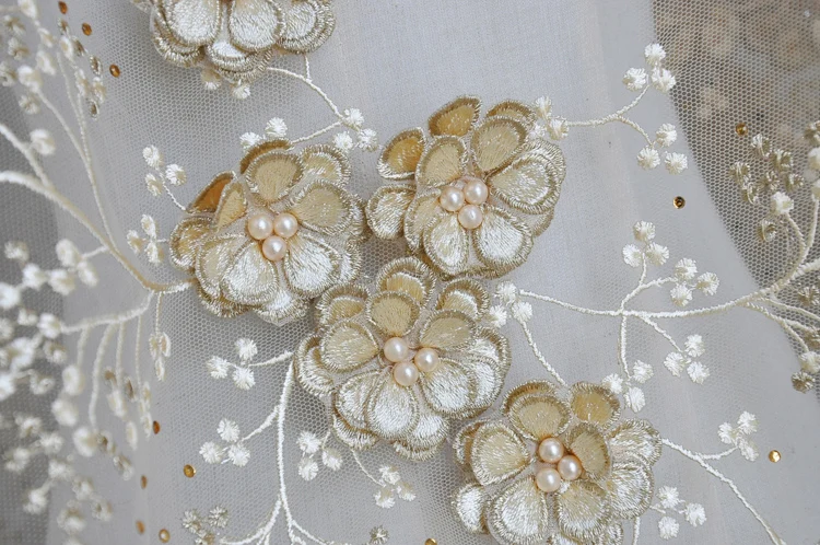 Золотистое шелковое три-выход украшенное трехмерным цветочным рисунком